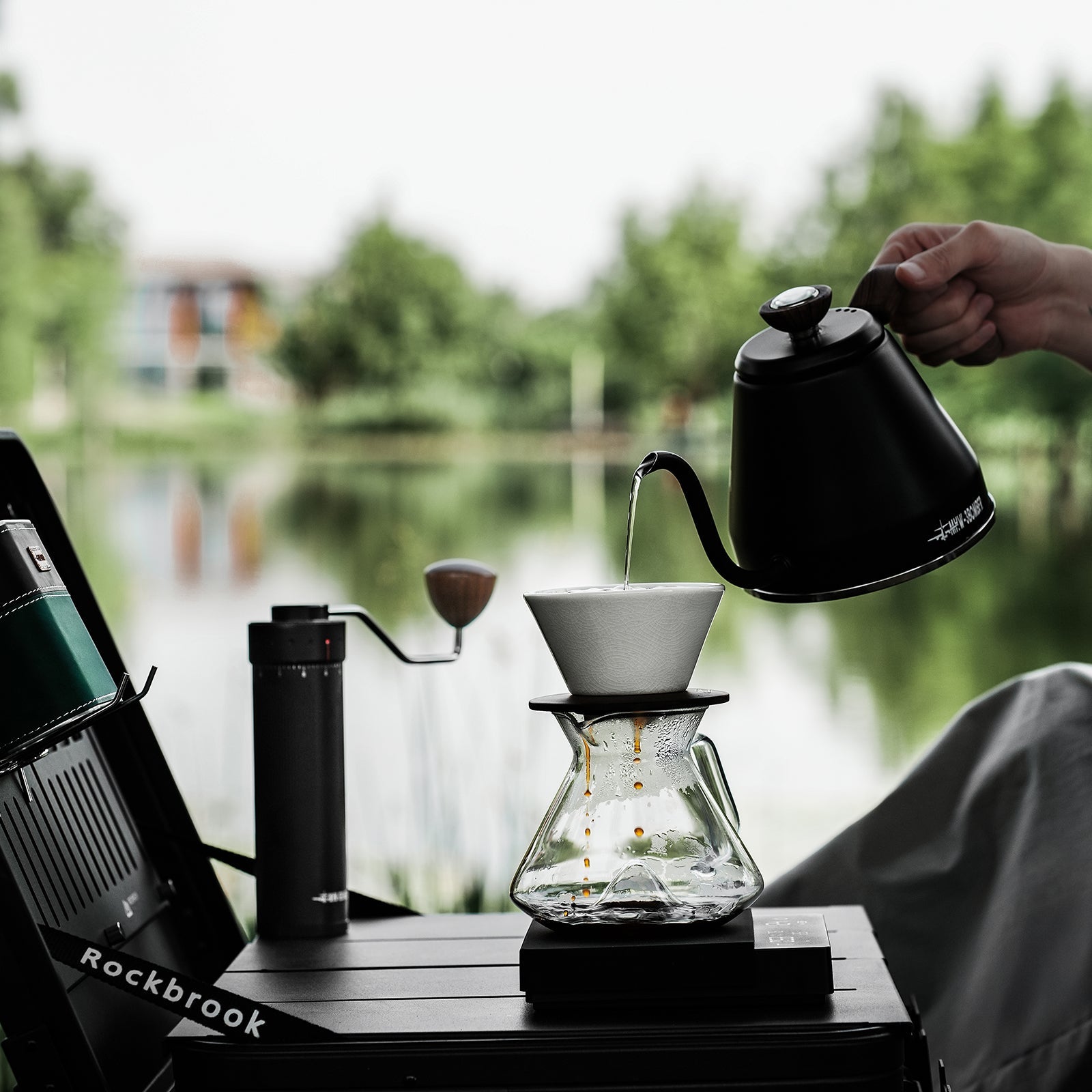 MHW-3BOMBER Hill Coffee Server