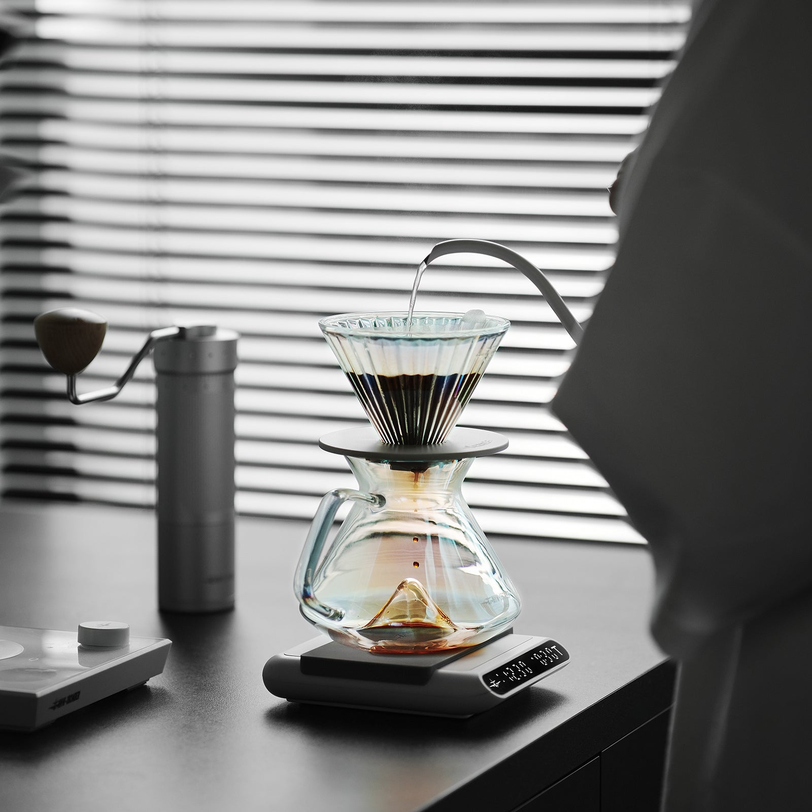 MHW-3BOMBER Hill Coffee Server