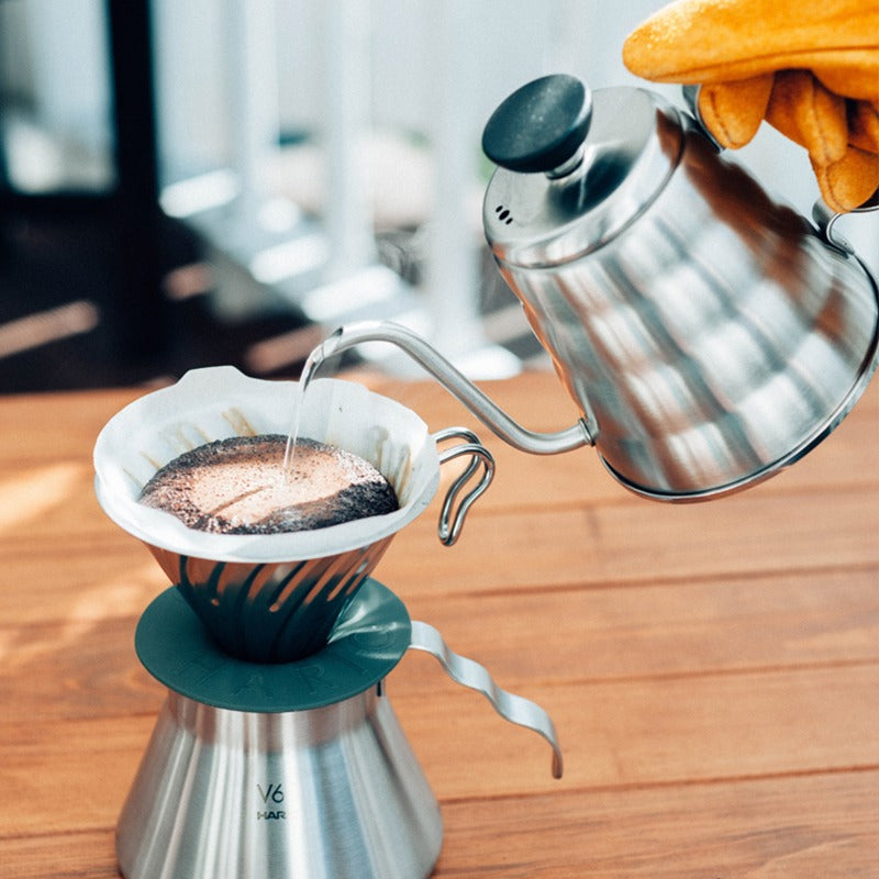Hario V60 Metal Drip Kettle Buono 500ml - pouring outdoors